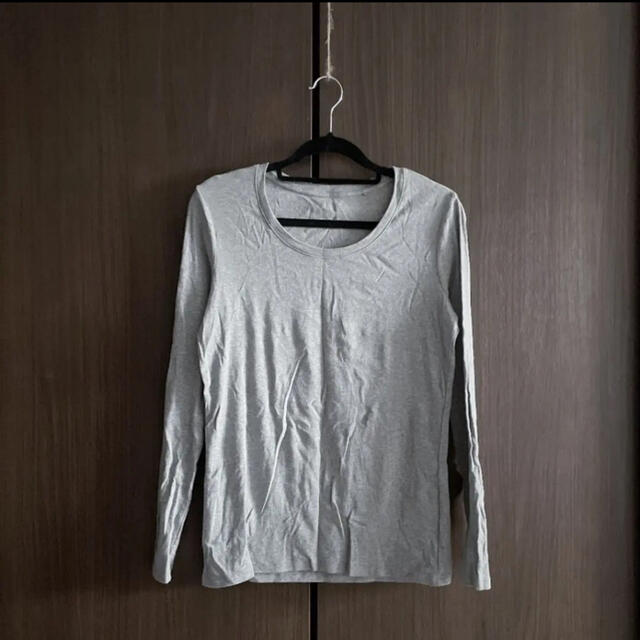 UNIQLO(ユニクロ)のUNIQLO ロンＴ 無地 クルーネック ユニクロ グレー 長袖 レディースのトップス(Tシャツ(長袖/七分))の商品写真