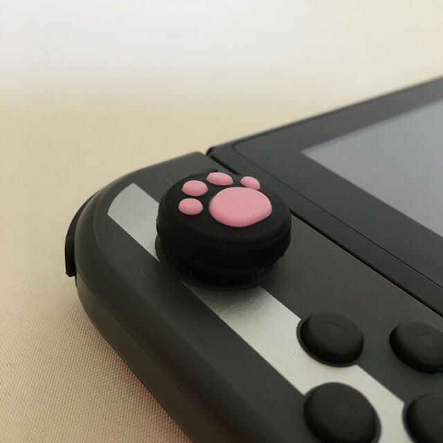 Nintendo Switch(ニンテンドースイッチ)のリス🐿様専用　黒ピンク2個、白ピンク2個　Switch　肉球　スティックカバー エンタメ/ホビーのゲームソフト/ゲーム機本体(その他)の商品写真