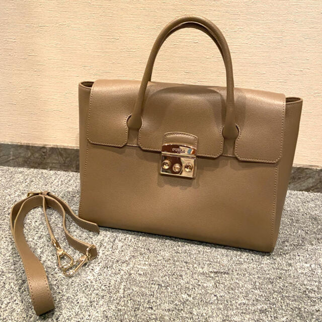 Furla(フルラ)の【専用】【FURLA】メトロポリス M  ベージュ ハンド・ショルダー　2way レディースのバッグ(ハンドバッグ)の商品写真