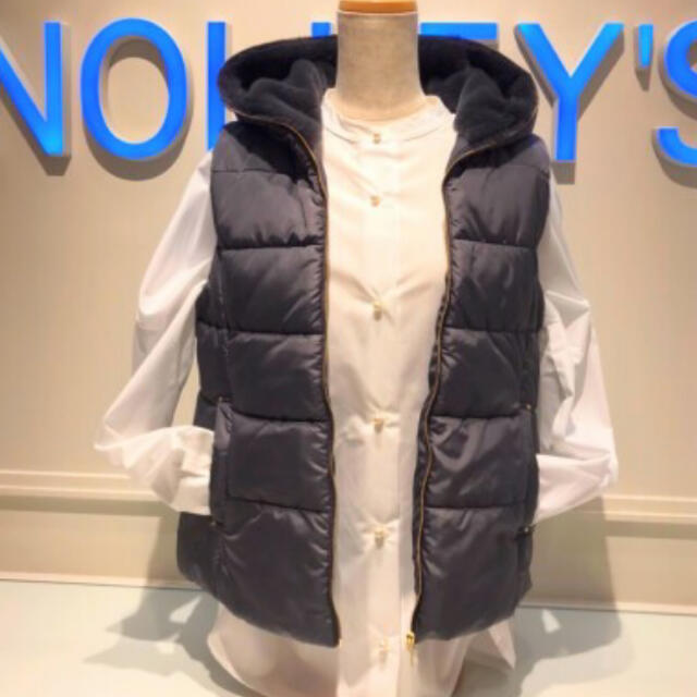 NOLLEY'S(ノーリーズ)の新品未使用 ノーリーズ 中綿ダウンフードファーベスト グレージュ レディースのジャケット/アウター(ダウンベスト)の商品写真