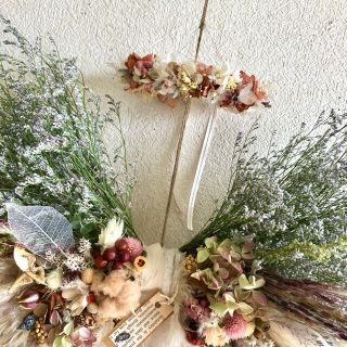 天使の羽スワッグ 花かんむりを添えて