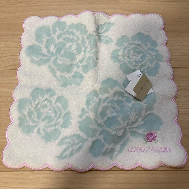 LAURA ASHLEY(ローラアシュレイ)のダリア様専用　新品　ローラアシュレイタオル レディースのファッション小物(ハンカチ)の商品写真