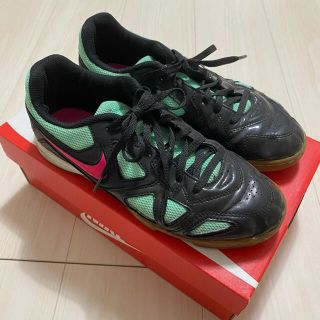 ナイキ(NIKE)のNIKE ナイキ　フットサルシューズ　23.5cm スニーカー(シューズ)