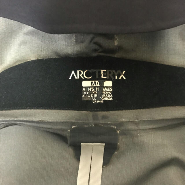 ARC'TERYX(アークテリクス)の美品　アークテリクス　アルファSV メンズM ゴアテックス　マウンテンパーカー メンズのジャケット/アウター(マウンテンパーカー)の商品写真