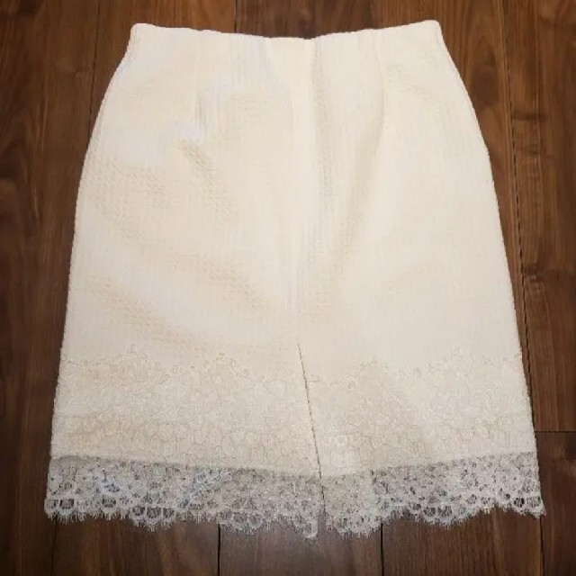 Perle Peche(ペルルペッシュ)のぺルルペッシュ　真っ白スカート レディースのスカート(ひざ丈スカート)の商品写真
