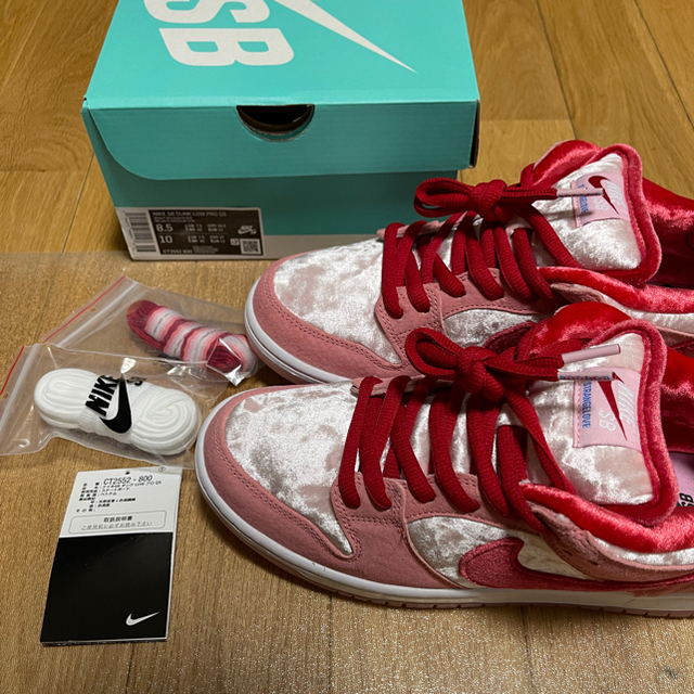 NIKE - NIKE SB DUNK LOW PRO QS STRANGE LOVEの通販 by ☆'s shop ...