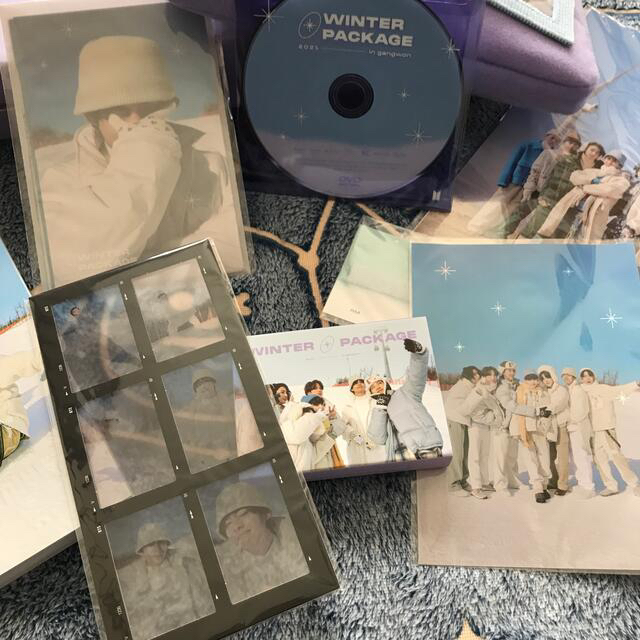 防弾少年団(BTS)(ボウダンショウネンダン)のBTS WINTER PACKAGE 2021 抜け無し ランダムフィルム:テテ エンタメ/ホビーのCD(K-POP/アジア)の商品写真