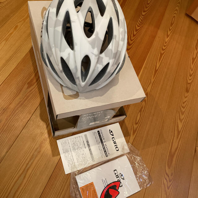 GIRO(ジロ)のさっきー様専用　GIRO ジロ　サイクルヘルメット　woman's small スポーツ/アウトドアの自転車(その他)の商品写真