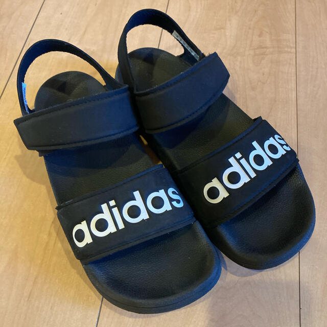 adidas(アディダス)のadidas サンダル　ブラック23 キッズ/ベビー/マタニティのキッズ靴/シューズ(15cm~)(サンダル)の商品写真