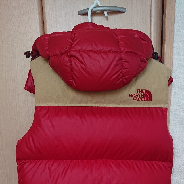 THE NORTH FACE(ザノースフェイス)の日本未発売ノースフェイス700フィルレッド×スエードヌプシダウンベスト限定赤 メンズのジャケット/アウター(ダウンジャケット)の商品写真