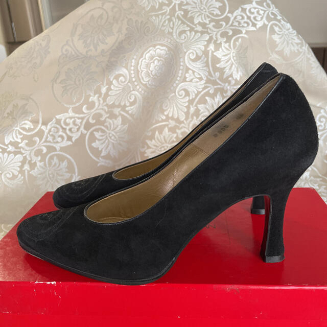 Gianni Versace(ジャンニヴェルサーチ)のみーか0816様専用‼️パンプス　スウェード　ヴェルサーチ レディースの靴/シューズ(ハイヒール/パンプス)の商品写真