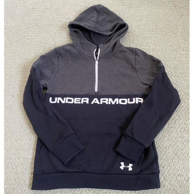 UNDER ARMOUR(アンダーアーマー)のアンダーアーマー  フード付きトレーナー　150 キッズ/ベビー/マタニティのキッズ服男の子用(90cm~)(Tシャツ/カットソー)の商品写真