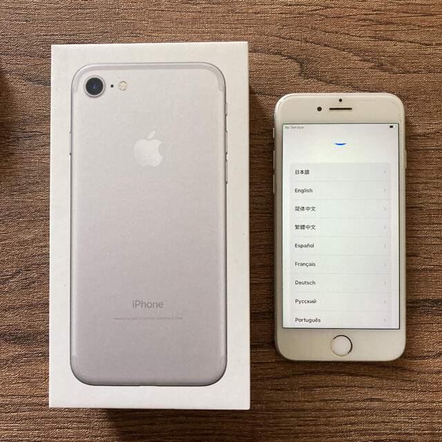 iPhone(アイフォーン)のApple iPhone7 32GB シルバー (SIMフリー) スマホ/家電/カメラのスマートフォン/携帯電話(スマートフォン本体)の商品写真