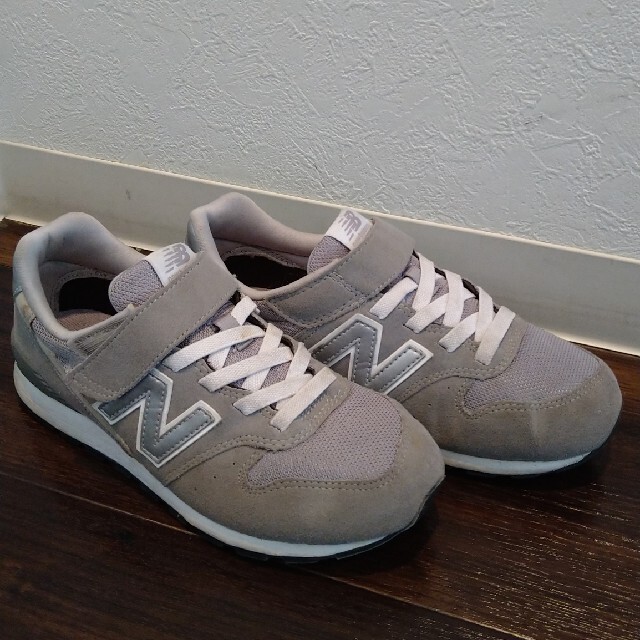 New Balance(ニューバランス)のNew Balance グレー22cm スニーカー 子供用 ニューバランス キッズ/ベビー/マタニティのキッズ靴/シューズ(15cm~)(スニーカー)の商品写真