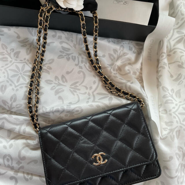 CHANEL(シャネル)のミミタロ様専用ですCHANEL シャネル激レアチェーンウォレット  カメリア財布 レディースのファッション小物(財布)の商品写真