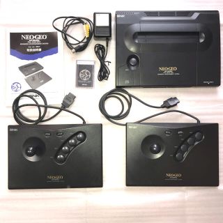 ネオジオ(NEOGEO)のNEOGEO本体(箱なし、説明書有り)、コントローラーx2【動作確認済み】(家庭用ゲーム機本体)