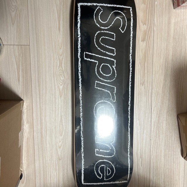 Supreme(シュプリーム)のSupreme/KAWS Chalk Logo Skateboard Black スポーツ/アウトドアのスポーツ/アウトドア その他(スケートボード)の商品写真