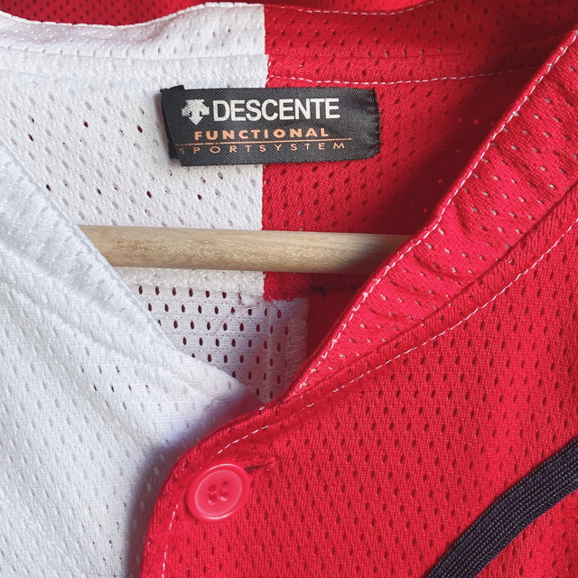 DESCENTE(デサント)の広島東洋カープ　ユニフォーム スポーツ/アウトドアの野球(応援グッズ)の商品写真