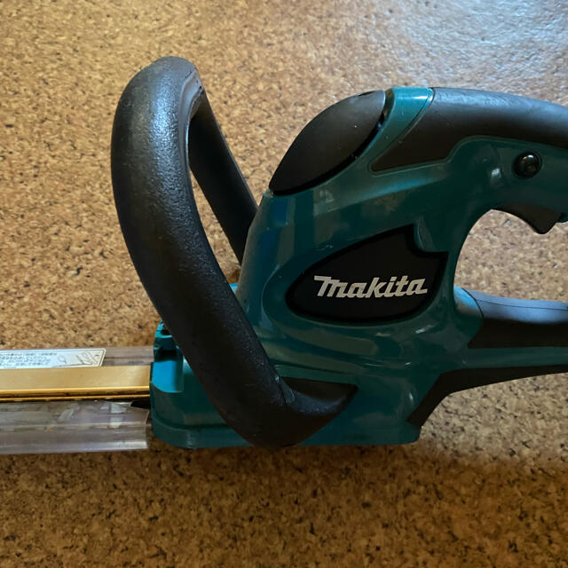 Makita(マキタ)のmakita 生垣バリカン　18V   MUH305D ハンドメイドのフラワー/ガーデン(その他)の商品写真