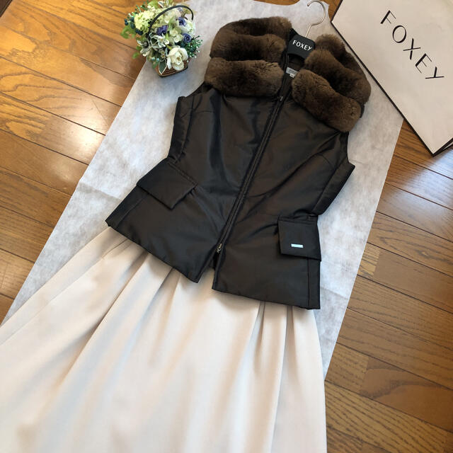 FOXEY(フォクシー)の美品♡ フォクシー  チンチラファー付き中綿ベスト♡ハロッズ  ルネ　セオリー レディースのジャケット/アウター(ダウンベスト)の商品写真