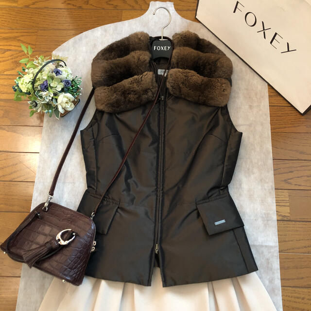 FOXEY(フォクシー)の美品♡ フォクシー  チンチラファー付き中綿ベスト♡ハロッズ  ルネ　セオリー レディースのジャケット/アウター(ダウンベスト)の商品写真