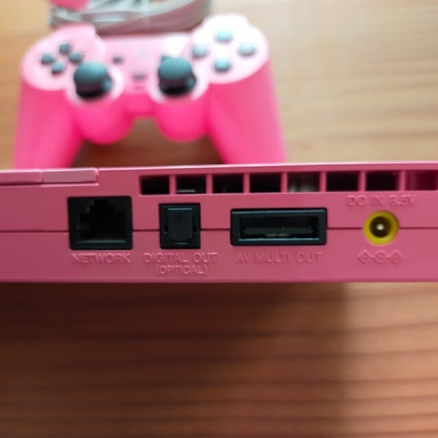 SONY(ソニー)の激レア美品　PS2　SCPH-77000PK ピンク　直ぐに遊べるセット エンタメ/ホビーのゲームソフト/ゲーム機本体(家庭用ゲーム機本体)の商品写真