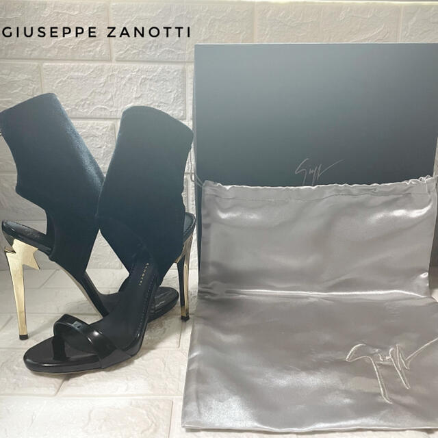 GIUSEPPE ZANOTTI ベルベット パテントレザー ヒール サンダル