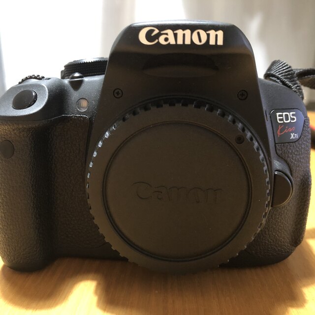 Canon(キヤノン)のおまけ有Canon EOS KISS X7i EF-S18-135 IS STM スマホ/家電/カメラのカメラ(デジタル一眼)の商品写真