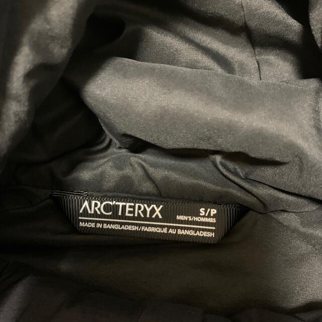 ARC'TERYX(アークテリクス)のアークテリクス  アトムLTフーディ　ブラック メンズのジャケット/アウター(マウンテンパーカー)の商品写真