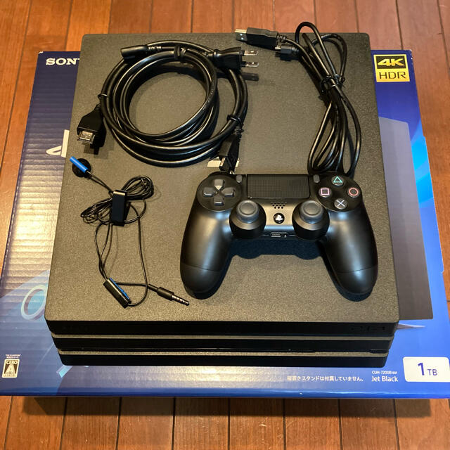 PlayStation4(プレイステーション4)の PlayStation 4 Pro 1TB (CUH-7200BB01) エンタメ/ホビーのゲームソフト/ゲーム機本体(家庭用ゲーム機本体)の商品写真