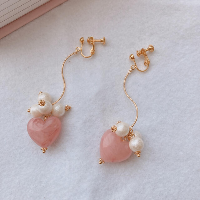 who's who Chico(フーズフーチコ)のhandmade earring 苺ミルク　つぶハートイヤリング ハンドメイドのアクセサリー(イヤリング)の商品写真