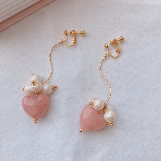 フーズフーチコ(who's who Chico)のhandmade earring 苺ミルク　つぶハートイヤリング(イヤリング)