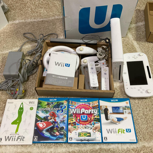 Wii U(ウィーユー)のＷi i U本体とソフトお譲り致します。 エンタメ/ホビーのゲームソフト/ゲーム機本体(家庭用ゲーム機本体)の商品写真