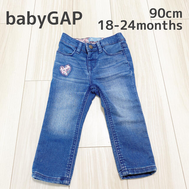 babyGAP(ベビーギャップ)のbabyGAP デニム パンツ ハート 花柄 90cm キッズ/ベビー/マタニティのキッズ服女の子用(90cm~)(パンツ/スパッツ)の商品写真