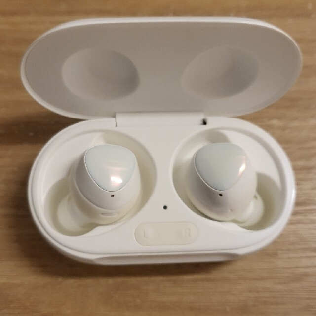 Galaxy(ギャラクシー)の【値下げしました】galaxy buds+ スマホ/家電/カメラのオーディオ機器(ヘッドフォン/イヤフォン)の商品写真