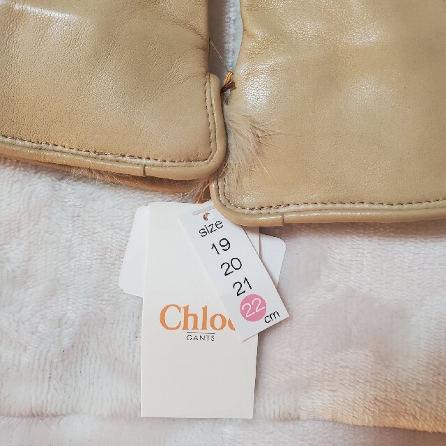 Chloe(クロエ)の新品 Chloe  クロエ 羊革 手袋 ベ－ジュ 22㎝ レディースのファッション小物(手袋)の商品写真