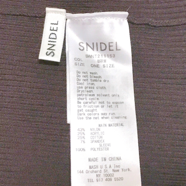 SNIDEL(スナイデル)の正規品 SNIDEL パフスリーブオフショルニットプルオーバー ブラウン BRW レディースのトップス(ニット/セーター)の商品写真
