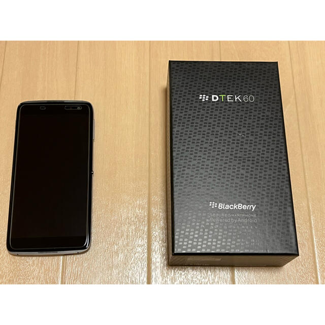 BlackBerry(ブラックベリー)のBlackberry DTEK60 BBA100-2 Earth Silver スマホ/家電/カメラのスマートフォン/携帯電話(スマートフォン本体)の商品写真