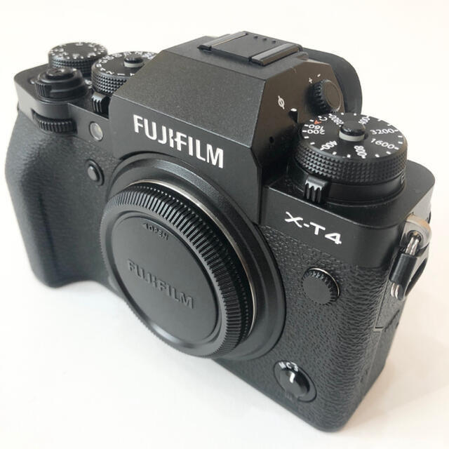 富士フイルム(フジフイルム)の【超美品】FUJIFILM XT-4　ボディ　＋　周辺機器    X-T4 スマホ/家電/カメラのカメラ(ミラーレス一眼)の商品写真