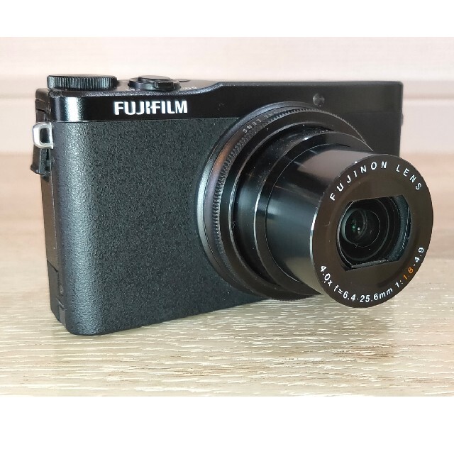 富士フイルム(フジフイルム)の富士フイルム デジタルカメラ XQ1 F FX-XQ1 ブラック スマホ/家電/カメラのカメラ(コンパクトデジタルカメラ)の商品写真