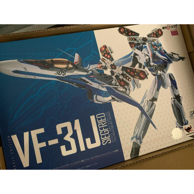 BANDAI(バンダイ)のDX超合金 劇場版VF-31Jジークフリード ハヤテ・インメルマン機 エンタメ/ホビーのおもちゃ/ぬいぐるみ(模型/プラモデル)の商品写真