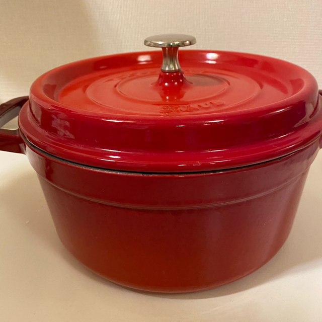 STAUB(ストウブ)のストウブ　22センチ　チェリー インテリア/住まい/日用品のキッチン/食器(鍋/フライパン)の商品写真