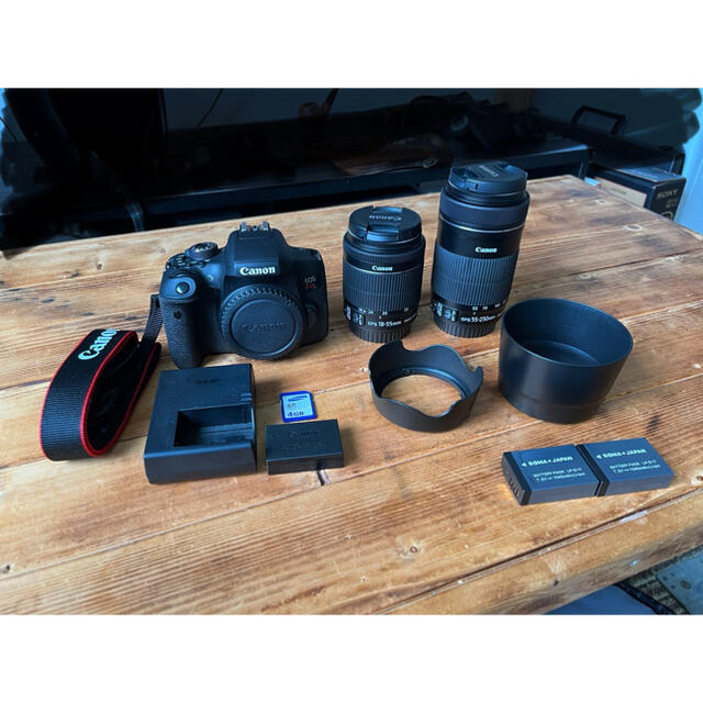 Canon(キヤノン)のCanon EOS KISS X8i (W) Wズームキット スマホ/家電/カメラのカメラ(デジタル一眼)の商品写真