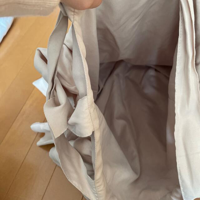 フリルトートバッグ ベージュ レディースのバッグ(トートバッグ)の商品写真