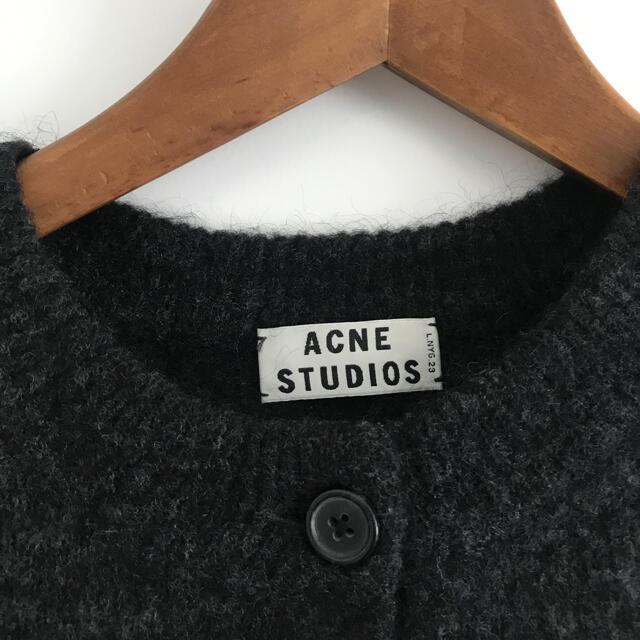 ACNE(アクネ)のアクネ　モヘア　カーディガン　ダークグレー　タグあり レディースのトップス(カーディガン)の商品写真