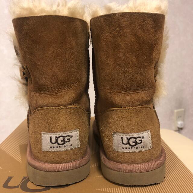 UGG(アグ)の☆カメリア様専用☆ UGG K BAILEY BUTTON ベイリー ボタン キッズ/ベビー/マタニティのキッズ靴/シューズ(15cm~)(ブーツ)の商品写真