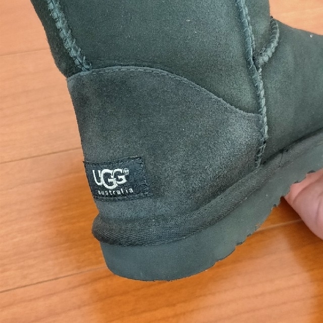 UGG(アグ)のUGG ムートンブーツ 黒 ミドル丈 24cm レディースの靴/シューズ(ブーツ)の商品写真