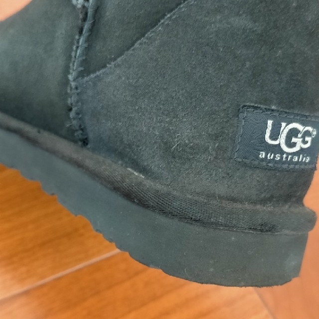 UGG(アグ)のUGG ムートンブーツ 黒 ミドル丈 24cm レディースの靴/シューズ(ブーツ)の商品写真