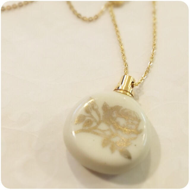 ✔️Vintage rose perfume bottle pendant レディースのアクセサリー(ネックレス)の商品写真