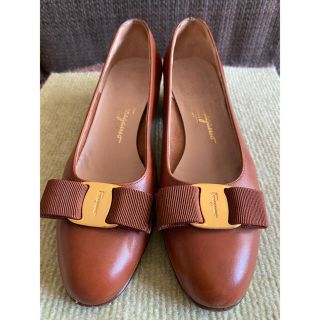 サルヴァトーレフェラガモ(Salvatore Ferragamo)のフェラガモ　ヴァラリボンパンプス(ハイヒール/パンプス)